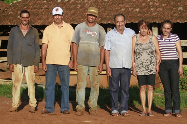 UNIDOS - Da esquerda para direita: Reginaldo, Adriano, Arnaldo, Valdenir Ferreira, Maria Helena e Débora. Família trabalha unida para produzir sustento